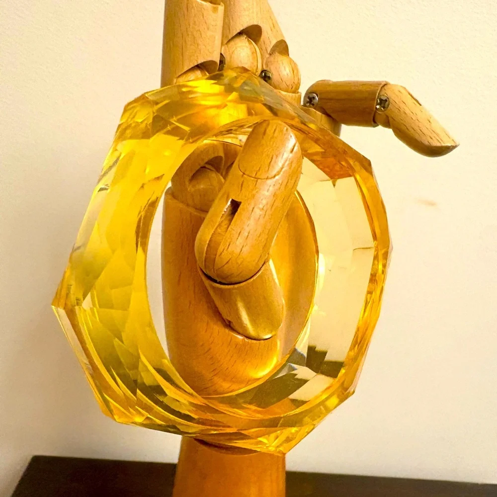 Vintage Faceted Lucite Bangle Bracelet - Picture 7 of 12